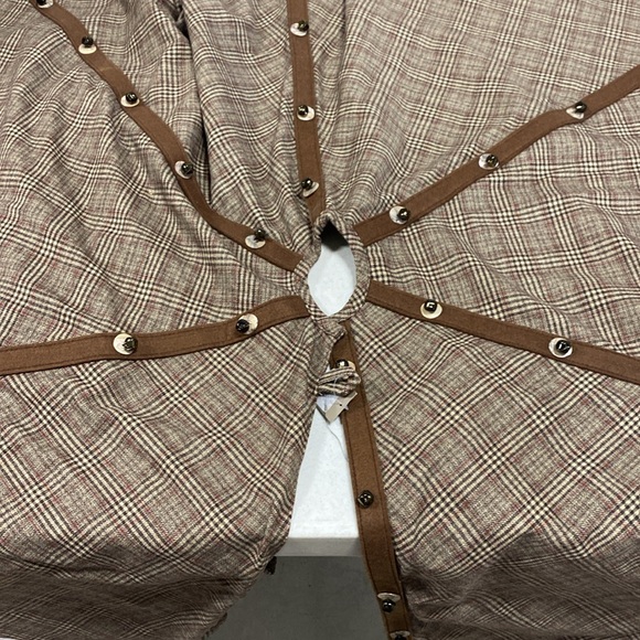 Designer D. Steven’s Christmas Tree shirt and accent ribbon - Picture 3 of 7